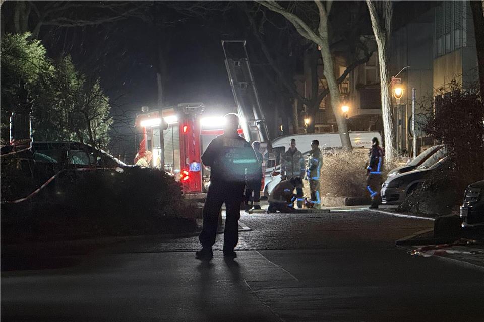 Polizei und Feuerwehr sind an einem Tatort im Einsatz.Maximilian v. Klenze/dpa