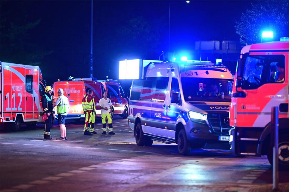 Polizei und Feuerwehr sind nach dem Abbruch des Christopher Street Day (CSD) im Einsatz.Fabian Sommer/dpa