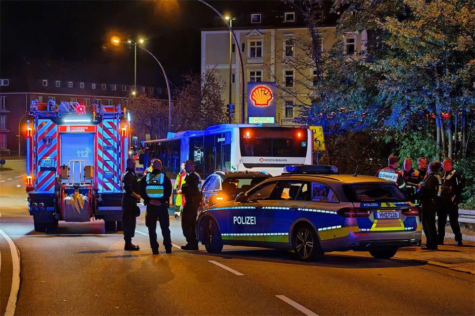 Polizei und Feuerwehr waren bei einem tödlichen Unfall in Hamburg im Einsatz.Carsten Neff/NEWS & ART/dpa