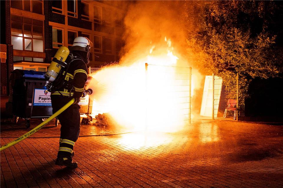 Halloween-Bilanz: Feuerwerk und nagelgespickte Schokolade Polizei und Feuerwehr waren im Einsatz.Daniel Bockwoldt/dpa