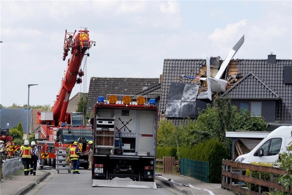 Polizei und Feuerwehr waren mit vielen Kräften vor Ort.Jörn Hüneke/dpa