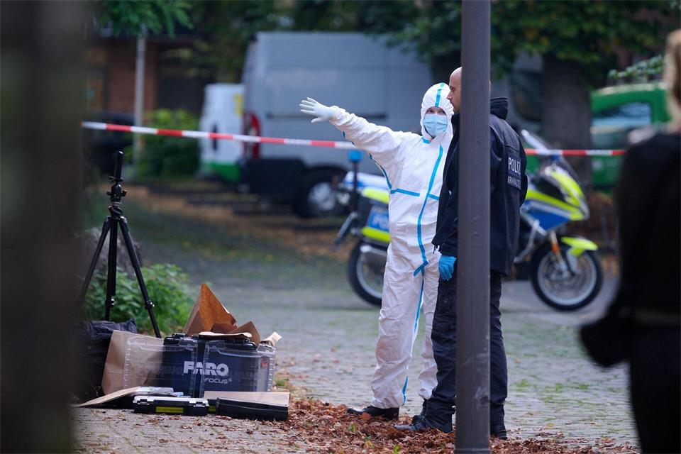 Polizei und Mitarbeiter der Spurensicherung sind am Tatort im Einsatz.Bernd Thissen/dpa