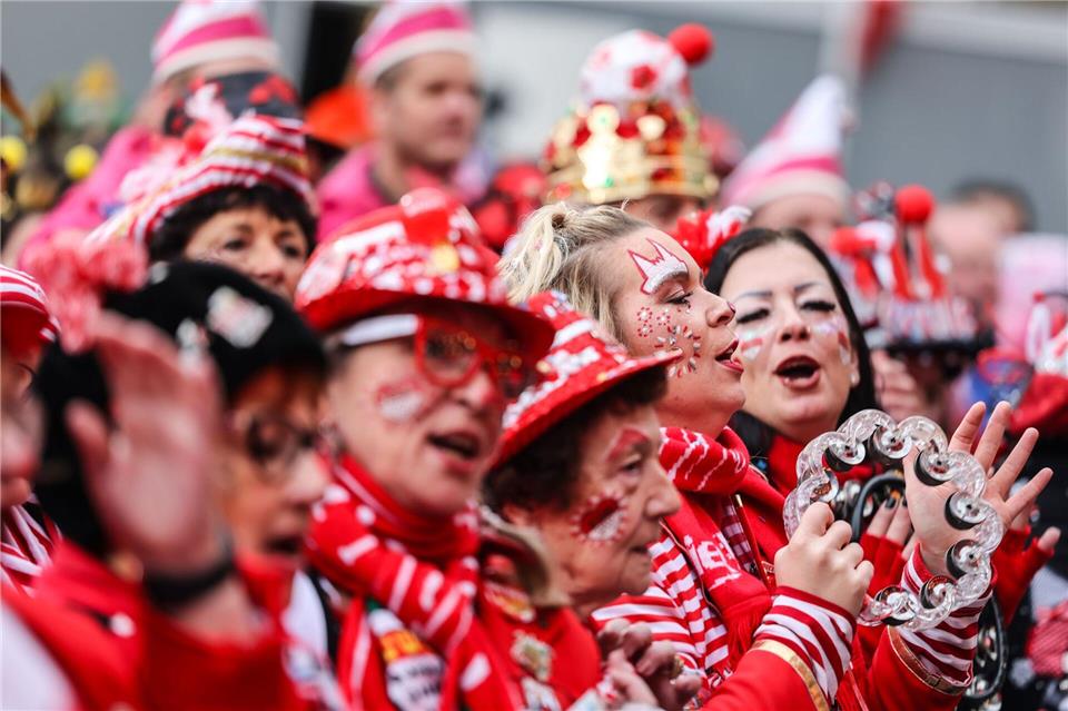 Polizei und Ordnungsamt sind für den jecken Ansturm gerüstet. (Archivbild)Oliver Berg/dpa