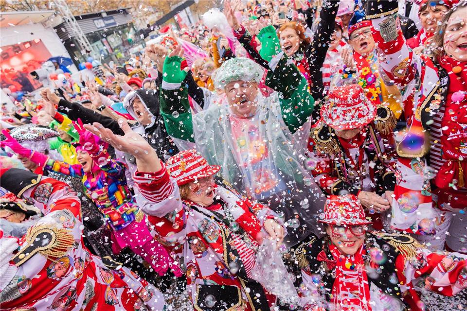 Polizei und Ordnungsamt sind mit vielen Kräften im Einsatz. (Archivbild)Rolf Vennenbernd/dpa