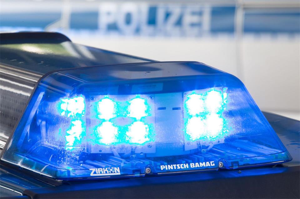 Polizei und Rettungsdienst wurden zu der Senioreneinrichtung alarmiert. (Symbolbild) Friso Gentsch/dpa