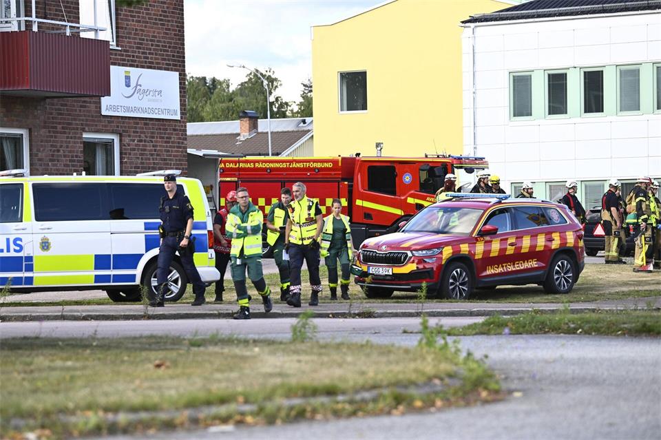 Polizei und Rettungskräfte rückten am Freitag zu einer Schule im schwedischen Fagersta aus.Fredrik Sandberg/TT News Agency/AP/dpa