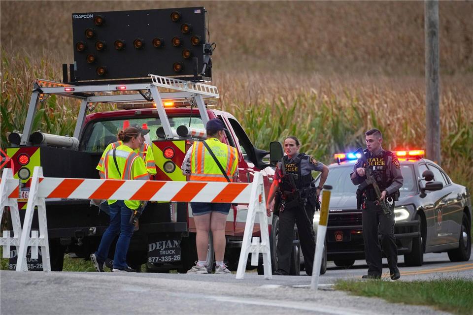 Drei Polizisten in USA durch Schüsse getötet Polizei und Rettungskräfte sind nach den tödlichen Schüssen auf drei Polizisten im Einsatz. Matt Slocum/AP/dpa