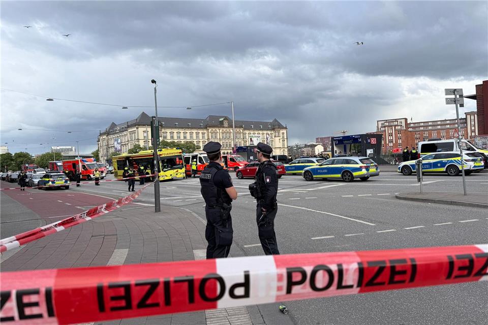 Polizei und Rettungskräfte waren mit einem Großaufgebot im Einsatz. (Archivbild)Christian Charisius/dpa