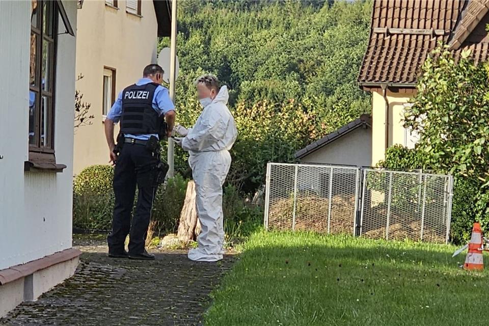 Polizei und Spurensicherung stehen am Tatort in Hilchenbach-Müsen.