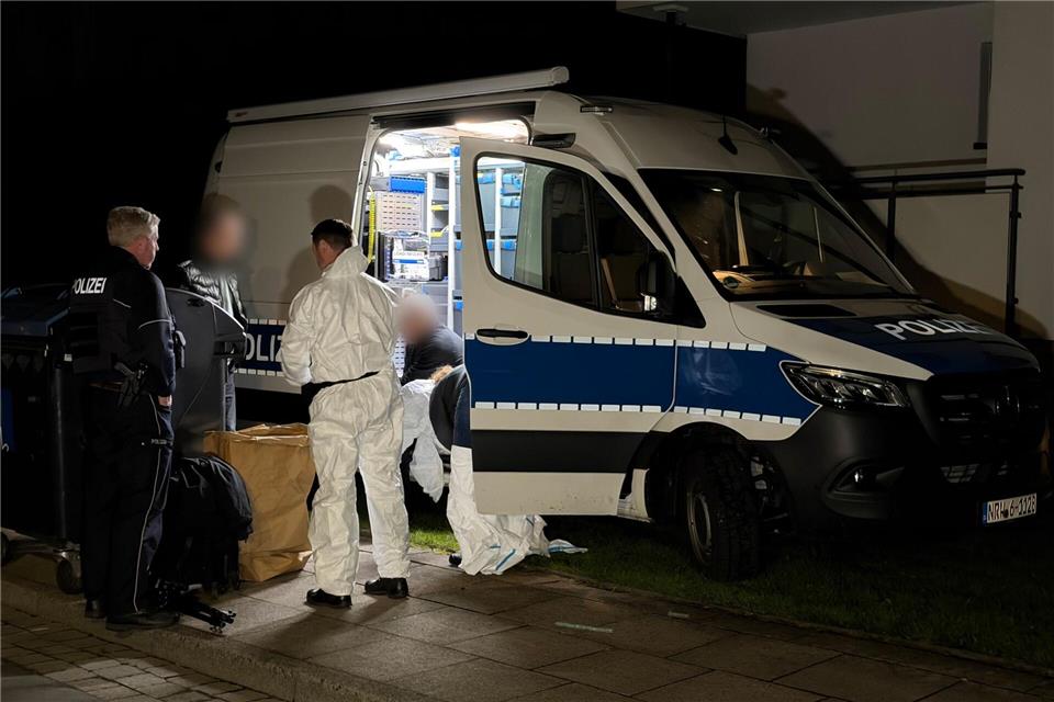 Polizei und Spurensicherung untersuchten die Wohnung, in der die Leiche in der Kühltruhe gefunden wurde.Christian Müller/dpa