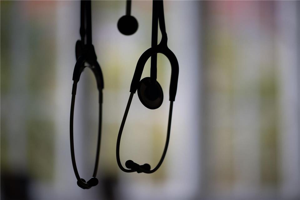 Tod älterer Patienten: Verdächtiger darf nicht praktizieren Polizei und Staatsanwaltschaft ermitteln gegen einen Arzt im Kreis Pinneberg und eine weitere Beschuldigte. (Symbolbild)Sebastian Gollnow/dpa