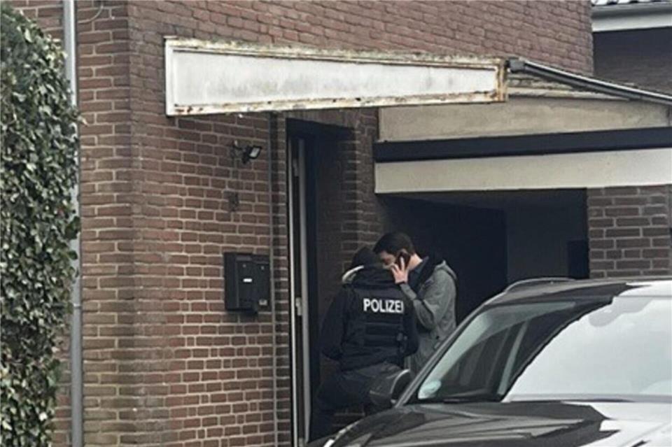 Polizei und Zoll haben ein Haus an der Eichenallee in Wessum durchsucht.