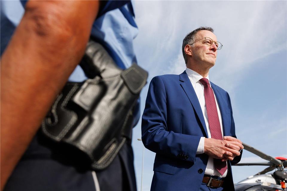 Polizei und kommunale Vollzugsdienste sollen für die Umsetzung sorgen. (Archivbild)Lando Hass/dpa