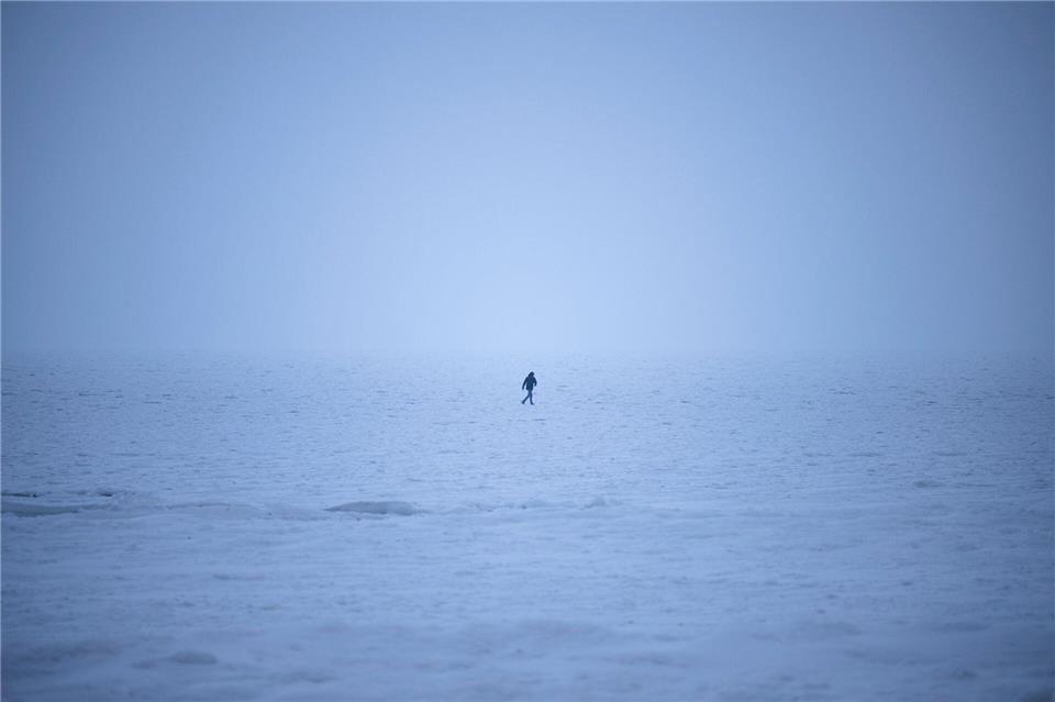 Polizei warnt wegen instabiler Eislage vor dem Betreten der Eisflächen. Philip Dulian/dpa