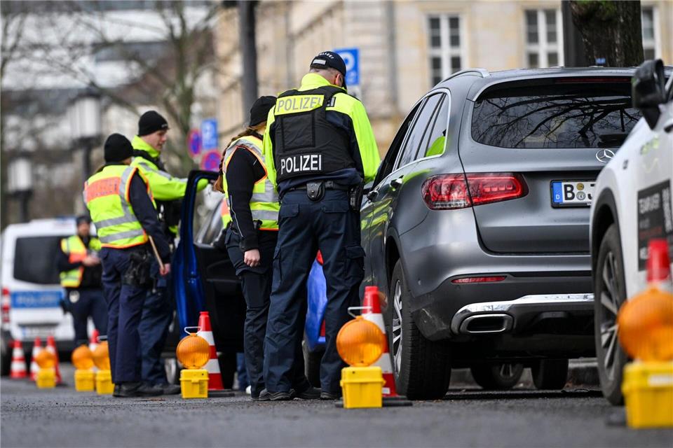 Polizeianwärterinnen und -anwärter führen im Berliner Stadtteil Tiergarten Verkehrskontrollen durch.Jens Kalaene/dpa
