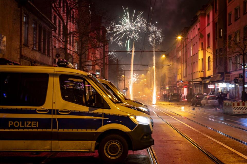 Polizeiaufgebot wird für Silvesternacht aufgestockt. (Archivbild)Christoph Reichwein/dpa