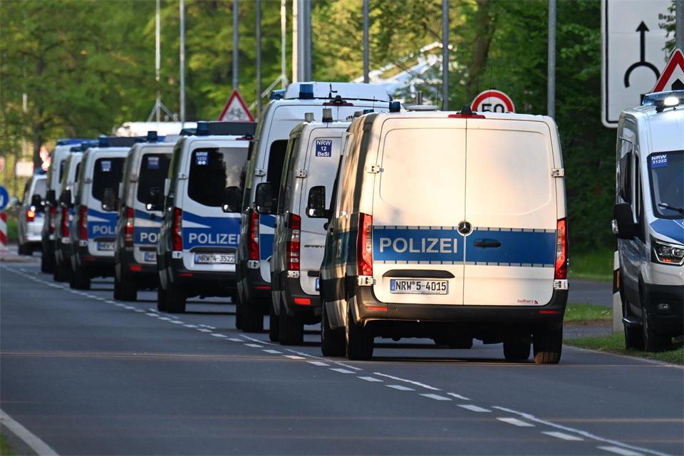 Polizeiautos fahren zum Forschungszentrum Jülich. (Archivbild)Federico Gambarini/dpa