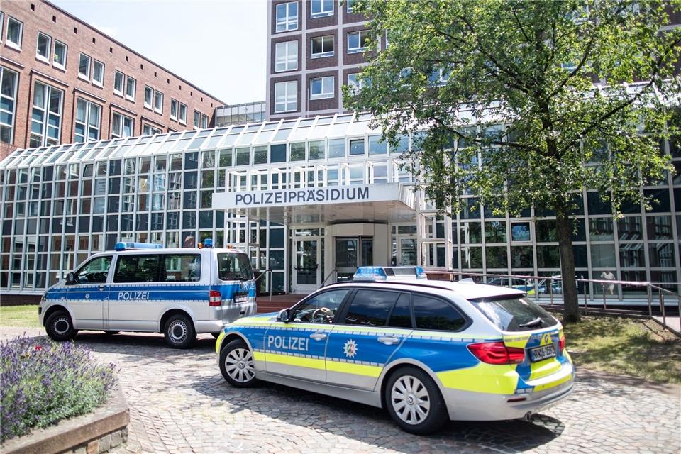 38-Jähriger stirbt in Gewahrsam: Körperliche Probleme Polizeiautos stehen vor dem Haupteingang des Polizeipräsidiums.