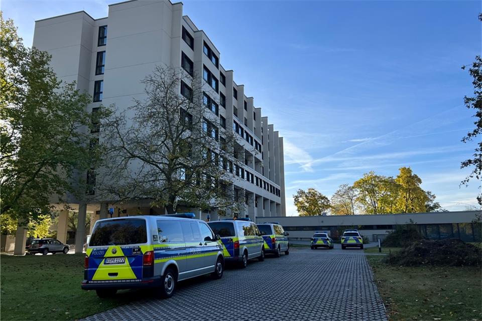 Bombendrohungen gegen Schulen in mehreren Städten Polizeiautos stehen vor einer Schule in Regensburg.