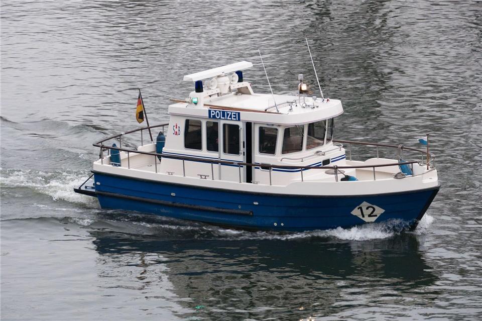 Polizeibeamte, Rettungskräfte und Feuerwehrleute waren bei der Bergung vor Ort. (Symbolbild)Armin Weigel/dpa