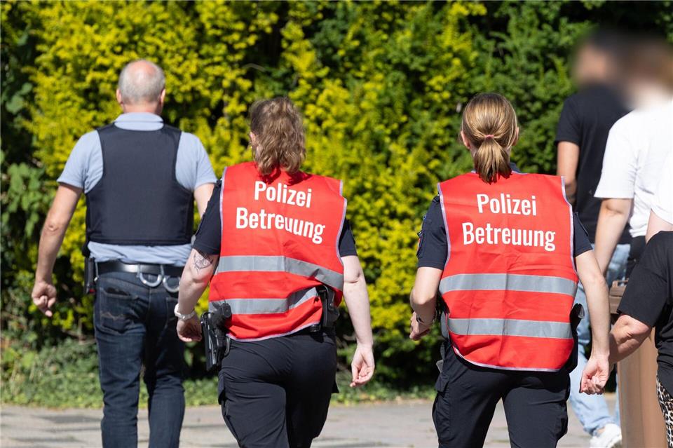 Polizeibeamte betreuen Angehörige.Ulrich Perrey/dpa