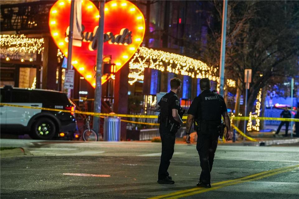 Polizeibeamte bewachen den Tatort nach Schüssen in einer Bar im texanischen Austin.Ricardo B. Brazziell/Austin American-Statesman/AP/dpa