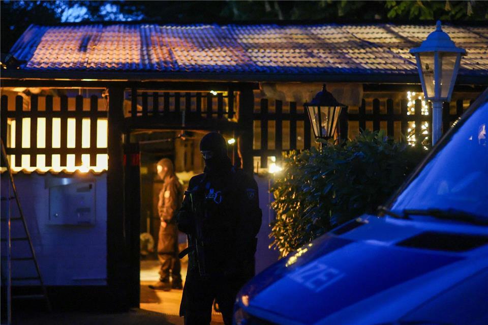 Polizeibeamte durchsuchen das Vereinsheim der „Hells Angels“ in Hilden.Christoph Reichwein/dpa