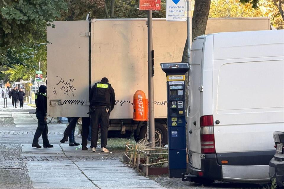 Polizeibeamte durchsuchen einen Lastwagen im Ortsteil Gesundbrunnen. Sven Kaueler/dpa