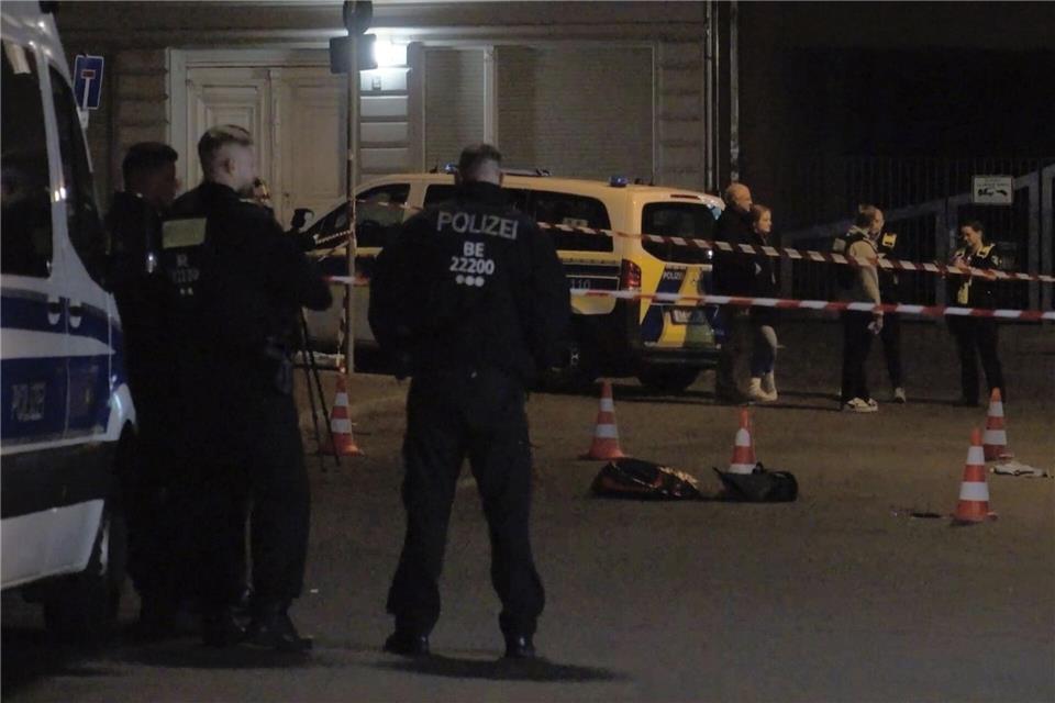 Polizist in Berlin durch Messerangriff schwer verletzt Polizeibeamte haben den Tatort abgesperrt. Julius-Christian Schreiner/dpa