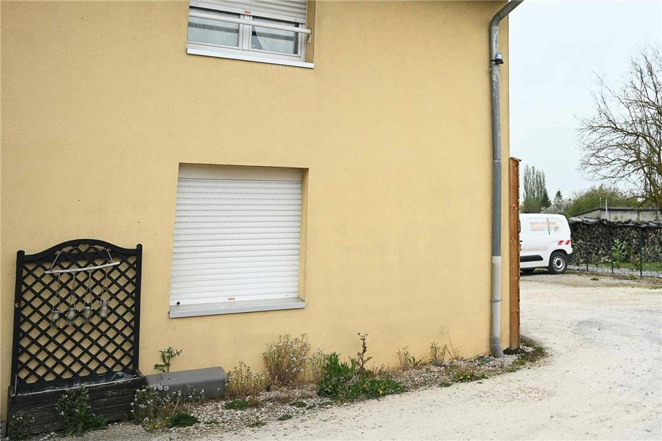 Polizeibeamte haben in einem Lieferwagen einen neunjährigen Jungen entdeckt, der dort über ein Jahr gefangen gehalten worden sein soll.Sebastien Bozon/AFP/dpa