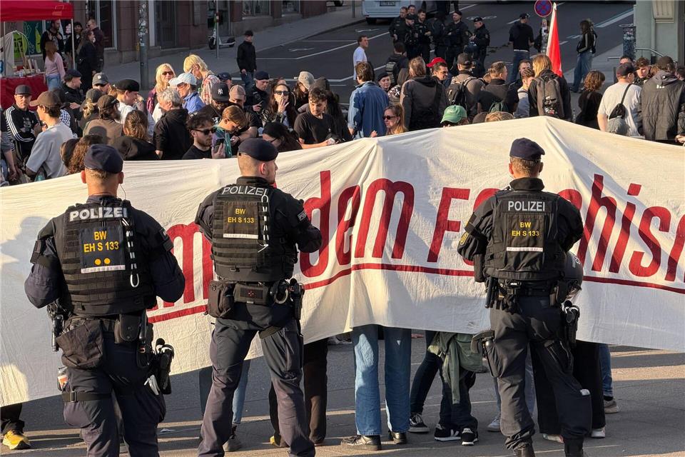 Polizeibeamte kesselten Gegendemonstranten aus dem linken Spektrum bei der Versammlung der Querdenker-Szene in Stuttgart ein.Marijan Murat/dpa