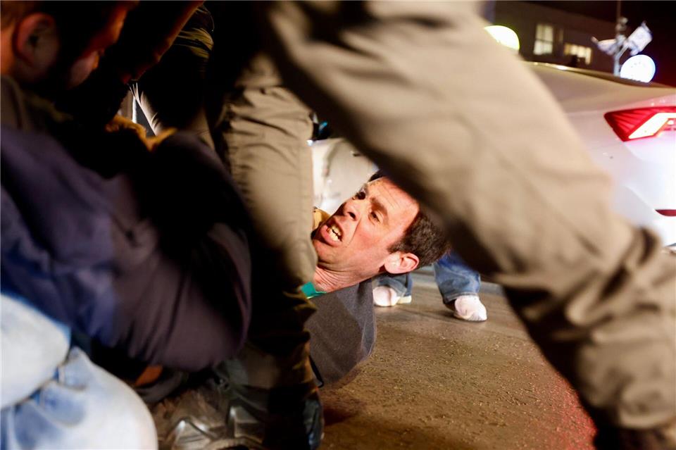 Polizeibeamte nehmen Demonstranten während einer Demonstration gegen Ministerpräsident Netanjahu und seine Regierung in der Nähe der Residenz des Ministerpräsidenten in Jerusalem fest.Jamal Awad/dpa