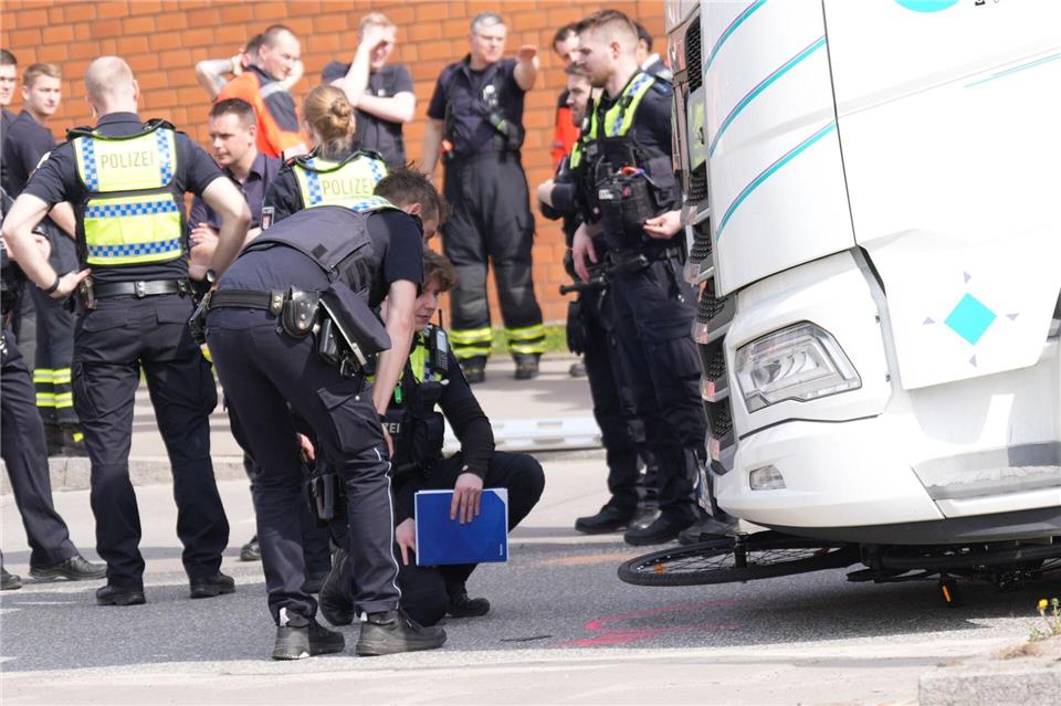 Polizeibeamte sichern Spuren, nachdem zum zweiten Mal in dieser Woche ein Radfahrer bei einem Unfall ums Leben gekommen ist.Marcus Brandt/dpa