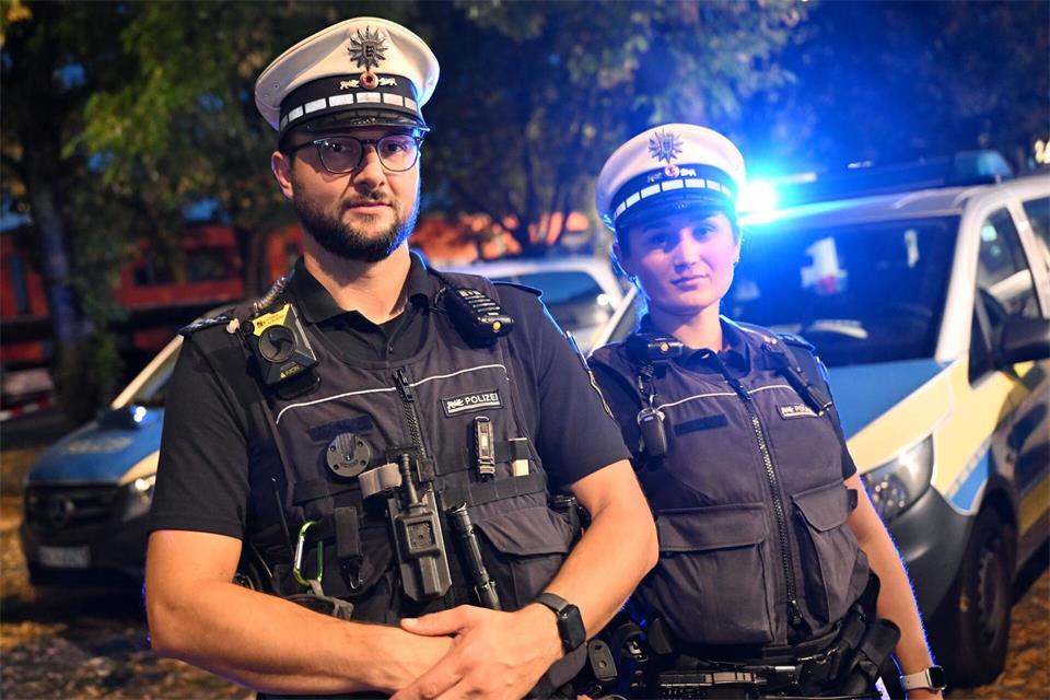 Polizeibeamte tragen die neue Uniform der Polizei in Baden-Württemberg.Franziska Kraufmann/dpa