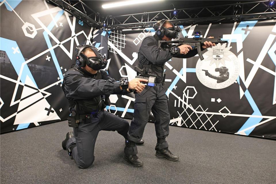 Polizeibeamte üben in der neuen Virtual-Reality-Anlage an der Fachhochschule Polizei Sachsen-Anhalt ein Einsatzszenario.Matthias Bein/dpa