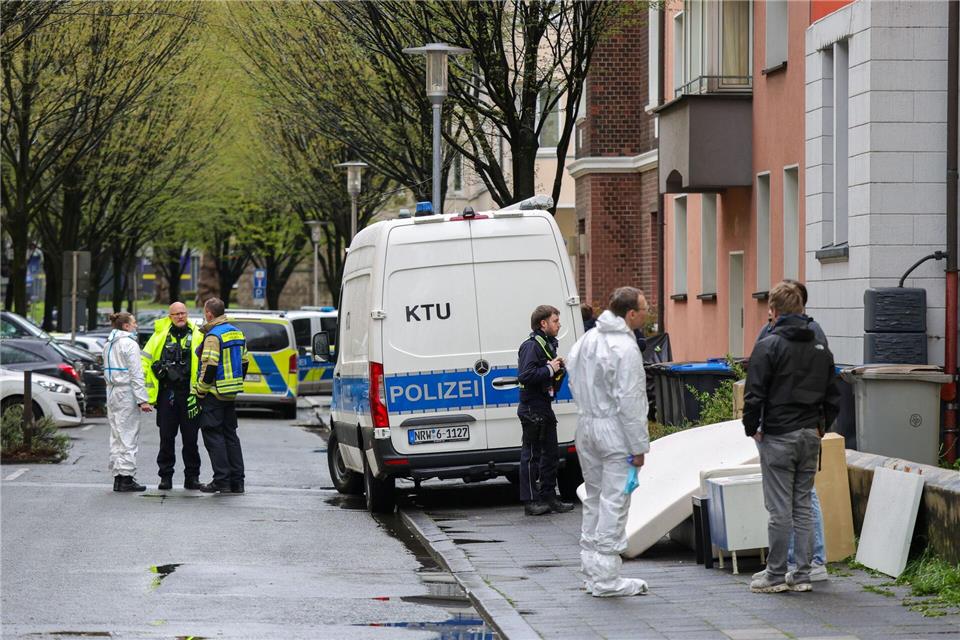 Polizeibeamte vor dem Mehrfamilienhaus der Familie in Witten. Mutter und Tochter sind weiterhin im Krankenhaus.Christoph Reichwein/dpa