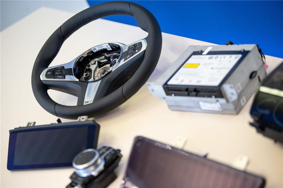 Polizeibeamten aus Deutschland und Litauen gelingt ein Schlag gegen den Handel mit gestohlenen Autoteilen. (Symbolbild)Fabian Sommer/dpa