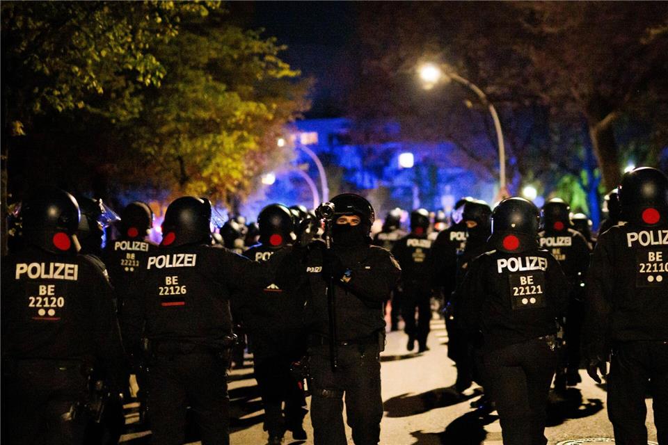 Polizeibeamten sichern Demonstrationen in der Hauptstadt. Carsten Koall/dpa