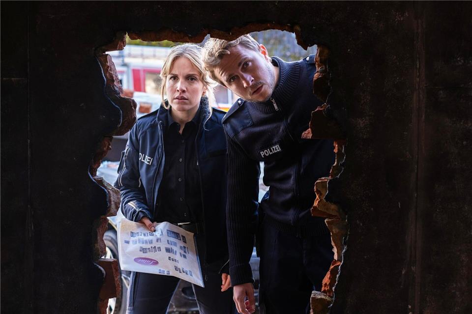 Polizeibeamtin Maja Stein (Paula Kalenberg, links) lernt ihren Kollegen Klaus Hansen (Max Hubacher) mit der Zeit schätzen.Manju Sawhney/RTL/dpa