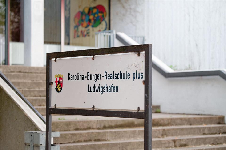 Polizeieinsätze brachten die Schule überregional in die Schlagzeilen.Uwe Anspach/dpa