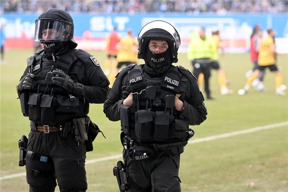 Polizeieinsatz beim Spiel zwischen Hansa Rostock und Dynamo Dresden.Michael Schwartz/dpa