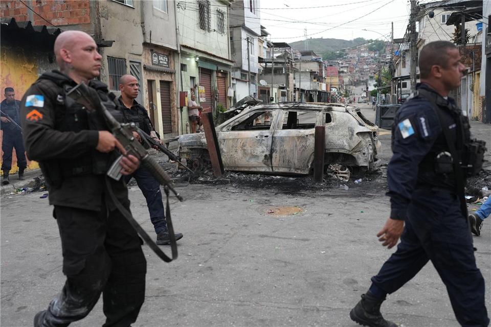 Bilder des Tages  Polizeieinsatz gegen mutmaßliche Drogenhändler in der Favela Complexo do Alemao in Rio de Janeiro.Silvia Izquierdo/AP/dpa
