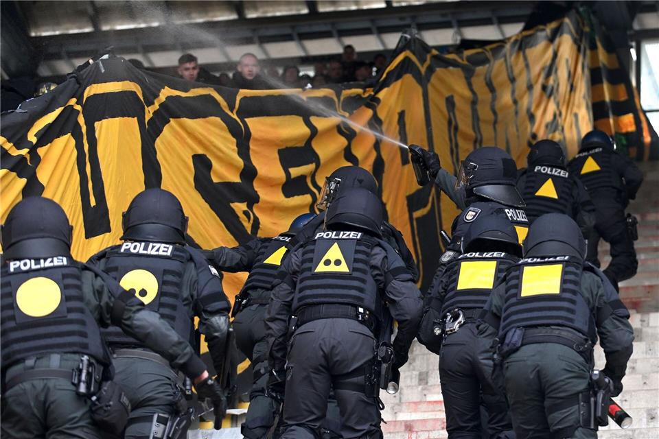 Polizeieinsatz im Dresdner Fan-Block nach der Zertrümmerung einer Sektorentrennung.Michael Schwartz/dpa