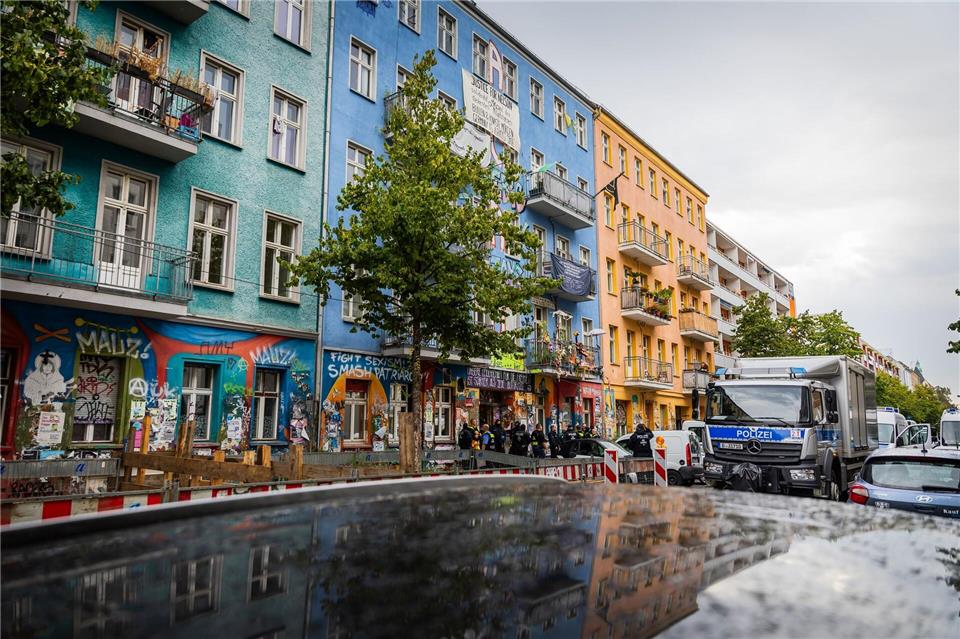 Polizeieinsatz in Rigaer Straße 94 vor Gerichtsverhandlung. (Archivbild) Christoph Soeder/dpa