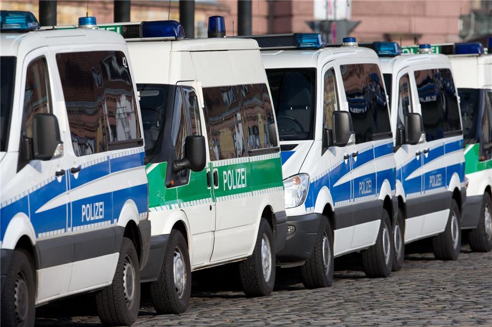 Polizeieinsatz wegen eines Fußball-Spiels in Osnabrück.picture alliance / dpa