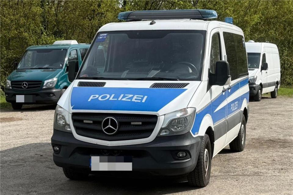 Polizeifahrzeuge auf einem Platz in Bocholt: Von hier aus fuhren zahlreiche Einsatzkräfte offenbar zu mehreren Einsatzorten im Stadtgebiet.