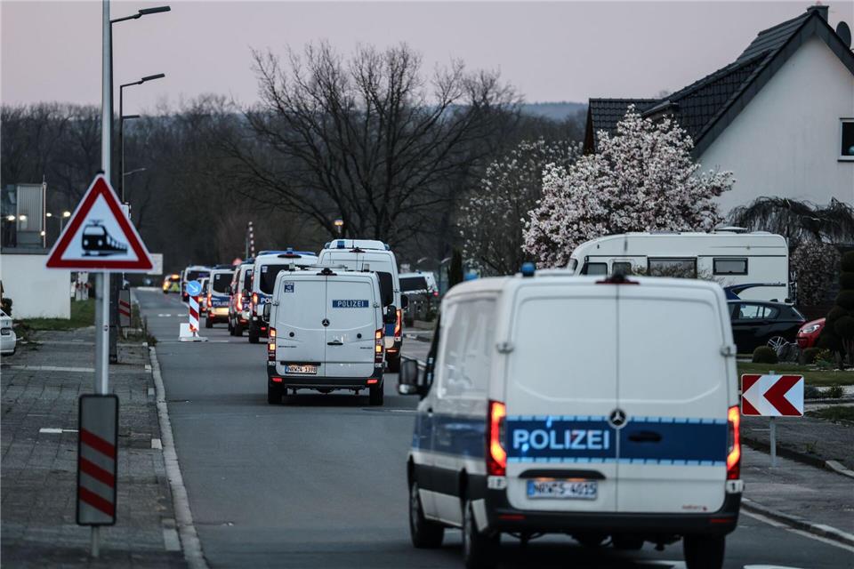 Polizeifahrzeuge stehen an der Zufahrt zum Forschungszentrum Jülich.Oliver Berg/dpa