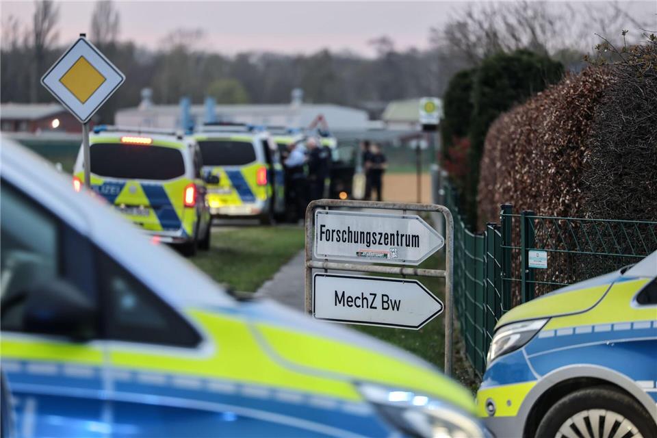 Polizeifahrzeuge stehen an der Zufahrt zum Forschungszentrum Jülich. Castor-Transporte sind durch Nordrhein-Westfalen von Jülich nach Ahaus geplant.Oliver Berg/dpa