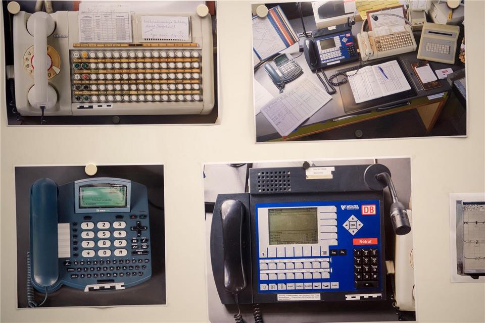 Polizeifotos des Arbeitsplatzes und Einzelaufnahmen der Diensttelefone werden bei dem Prozess gegen den Fahrdienstleiter gezeigt. (Archivfoto)picture alliance / Peter Kneffel/dpa