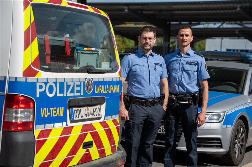 Polizeihauptkommissar Marco Pientak (links im Bild) und Polizeikommissar Christian Rehlinger sind Teil des VU-Teams der Polizei Trier.Harald Tittel/dpa